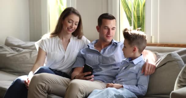 Счастливые Молодые Родители Разговаривают Маленьким Восьмилетним Сыном Отдыхают Вместе Уютном — стоковое видео