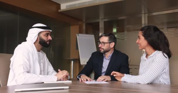 Pärchen Kaufen Unternehmensdienstleistungen Machen Geschäfte Unterzeichnen Abkommen Und Schütteln Arabische — Stockvideo