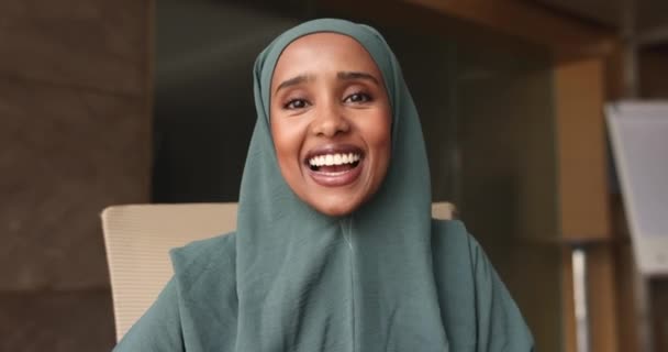 头像肖像漂亮的索马里年轻女商人在Hijab的在线领导下与客户交谈 通过视频通话应用程序 虚拟会面会 业务提供远程咨询 — 图库视频影像
