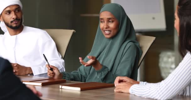 Smukke Sudanesiske Forretningskvinde Hijab Fører Møde Med Forretningsfolk Kontoret Kvindelig – Stock-video