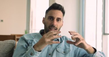 İspanyol fotoğrafçı kameraya bakıp konuşuyor, görüntülü konuşma yapıyor, konuşma yapıyor. Bloglama, sanal toplantı, vlog kaydedicisi yeni video günlüğü. Video konferansı etkinliği, uygulamalar