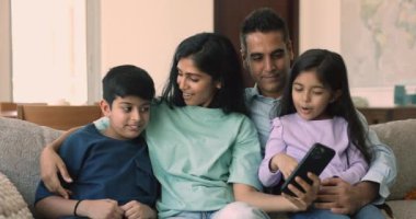 Çekici, sevimli çocuklu Hintli aile yeni mobil uygulamalardan hoşlanıyor, internetteki ilişkilerle video uygulaması üzerinden konuşuyorlar, hafta sonları evde internette vakit geçiriyorlar. Eğlence, modern teknoloji