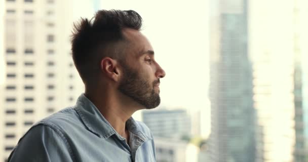 Närbild Porträtt Omtänksam Spansktalande Man Tittar Genom Fönstret Ler Njuta — Stockvideo