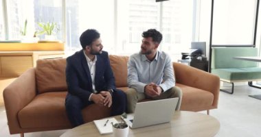 İki çok uluslu iş adamı resmi toplantıda el sıkışıyor. Profesyonel danışman, modern ofiste toplanan banka müşterilerine hizmetler, kredi oranları hakkında bilgi verir. Anlaşma, iş.