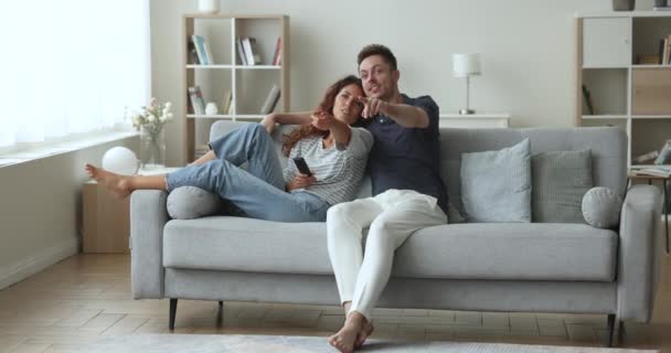 Tisíciletá Hispánská Mladá Žena Manžel Mluví Relaxují Pohovce Diskutují Zápletce — Stock video