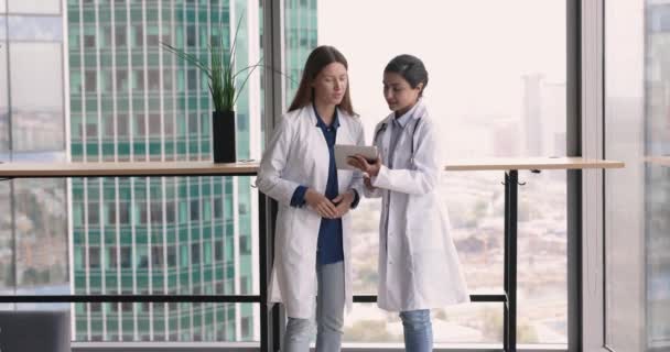 Πολυφυλετικές Γυναίκες Γιατροί Συζητούν Για Τον Έλεγχο Υγείας Των Ασθενών — Αρχείο Βίντεο