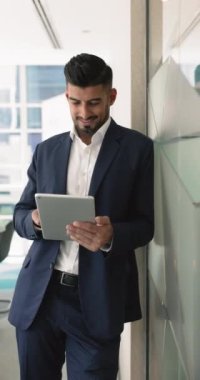 İş akışı için modern dijital tablet aygıtı kullanan yakışıklı Hintli şirket patronu, müşteri veya hissedar için sunum yap, iş e- postalarını kontrol et, hisse senedi veri analizi uygulamalarını gözden geçir