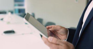 Ofiste dijital tablet kullanan işadamını kapat, iş e-postalarına işle cevap ver, toplantı takviminin bildirimini kontrol et, hisse senedi uygulaması kullanarak analitik sonuçları kontrol et, çevrimiçi iş akışına gir