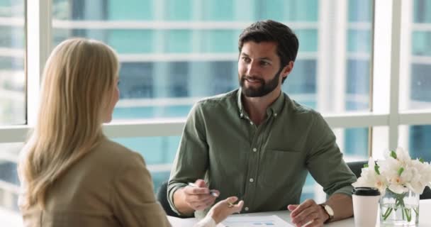 Chefe Masculino Liderar Reunião Formal Com Cliente Corporativo Fornecer Informações — Vídeo de Stock