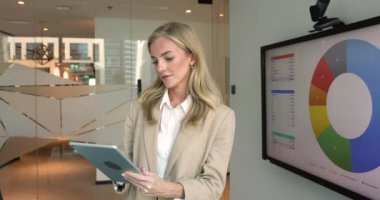 İnternette tablet kullanan iş kadını, ekranın yanında duran, renk kodlu veri tanımlamaları gösteren, iş stratejisi geliştirme kararı aldı. Modern uygulamalar ve teknoloji, ticaret işi, borsa uzmanı.