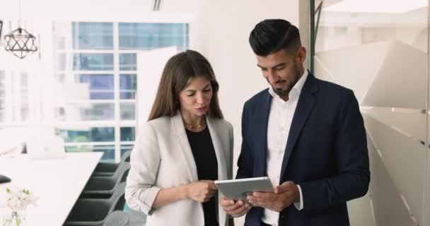 Dva Multietničtí Kolegové Partneři Zaměstnanci Využívající Digitální Tablet Zapojeni Týmové — Stock video