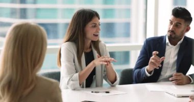 Yönetim kurulu, 30 'ların Latin iş kadınlarının proje ilerlemesi, stratejik planlar, yaklaşan şirket hedefleri, başarıları veya piyasa analizleri hakkındaki konuşmalarını dinlemek üzere toplantı odasında bir araya geldi.