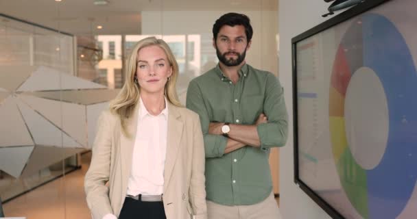 Dwóch Biznesmenów Pozujących Ekranie Cyfrowym Kolorowymi Wykresami Ciasta Danymi Portret — Wideo stockowe