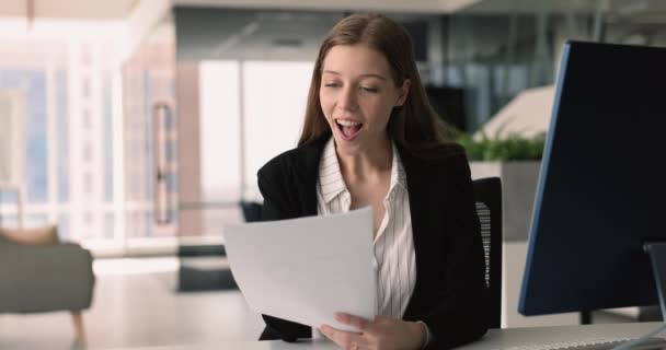 Geschäftsfrau Gelesen Dokument Fühlt Sich Glücklich Positives Ergebnis Erhalten Verkaufsziele — Stockvideo