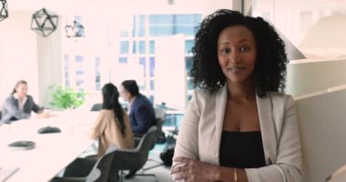 Genç ve başarılı Afrikalı iş kadını portresi, İK müdürü ya da modern kurumsal ofis tebessümünde kolları bağlı poz veren kadın şirket patronu kameraya bakın. Liderlik, profesyonellik, kariyer
