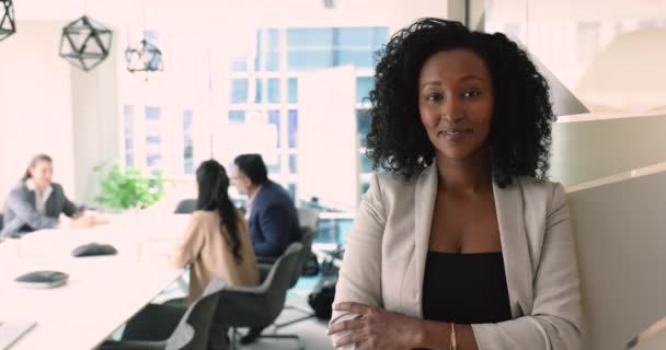 Portrét Mladé Úspěšné Africké Podnikatelky Manažerky Nebo Šéfky Ženské Společnosti — Stock video