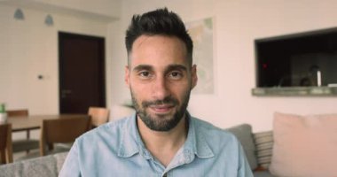 Kameraya bakan neşeli İspanyol genç adamın portresini yakından çek kalp çerçevesinden gülümse, aşkın romantik sembolünü göster, desteğini göster, mutlu ol. Sevgililer günü, ilişki, minnettarlık