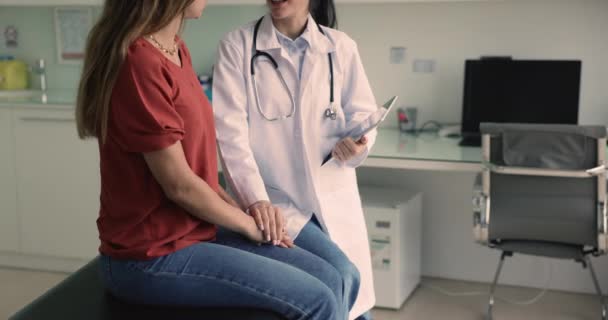Mulher Terapeuta Mão Paciente Sexo Feminino Durante Sua Visita Hospital — Vídeo de Stock