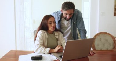 Güzel Portekizli eşler dizüstü bilgisayarda gösterilen banka hesaplarını gözden geçirir, harcamaları izlemek için e-banka sistemini kullanır, gelir hesaplamalarını yapar. Tasarruf, aile bütçesi, mali planlama ve yönetim