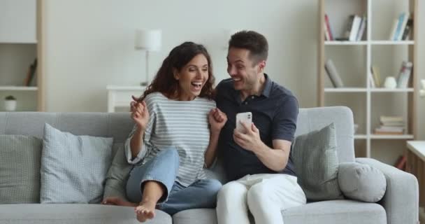 Vicces Boldog Nyertesek Pár Ugrás Ünneplő Győzelem Lottón Eufórikus Házastársak — Stock videók