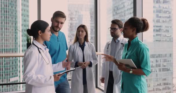 Concilio Médico Profesionales Consultorio Clínico Médicos Multiétnicos Discuten Tratamiento Diagnóstico — Vídeo de stock