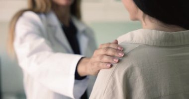 Kadın doktor ziyarette kadın hastanın omzuna elini koydu, kapat. Pratisyen hekimlik teşvik, iyimserlik inancı, terapinin iyi tedavi sonucu, profesyonel bakım ve destek