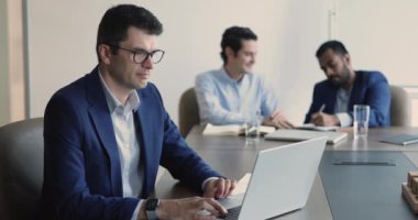 Takım elbiseli olgun bir iş adamı dizüstü bilgisayarına e-posta yazıp rapor yazıyor, araştırma yapıyor. Ciddi bir çalışan ofisten çevrimiçi çalışıyor. İş uygulaması, iş akışı modern teknoloji kullanımı