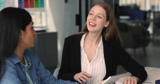 Werknemers Zitten Aan Een Bureau Leiding Discussie Bezig Met Teamwerk — Stockvideo