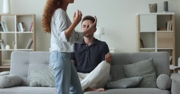 Чоловік Сидить Схрещеними Ногами Дивані Роблячи Медитації Висловлюючи Терпіння Слухаючи — стокове відео