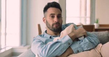 Aşırı duygusal, duygusal bekar erkek, yayın yapan hizmetler aboneliği kullanıcısı, koltukta dinlenen, yastığa sarılan, drama filmi izleyen ve ağlayan adam hafta sonunu evde geçiren melodramdan etkileniyor.