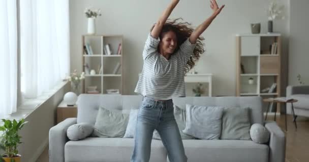 Vidám Fiatal Táncol Nappaliban Kedvenc Dalát Hallgatja Élénk Energikus Mozog — Stock videók
