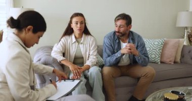 Milenyum çifti ve profesyonel psikoloğun iletişim kurması, koltukta oturup, terapi seansı sırasında aile ilişkileri sorunlarını paylaşması. Bağımlılık, evlilik krizinin üstesinden gelmek, kıskançlık eşleri