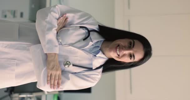 Профіль Молодого Латиноамериканського Лікаря Медсестри Лікаря Який Позує Клінічному Кабінеті — стокове відео