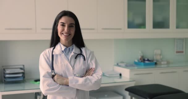 Happy Latina Médecin Généraliste Infirmière Cardiologue Pose Bureau Travailleur Médical — Video