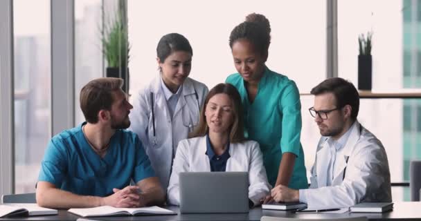 Verschiedene Medizinische Fachkräfte Nehmen Teamwork Oder Concilium Teil Krankenhauspersonal Arbeitet — Stockvideo