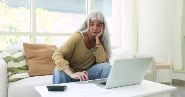 Ηλικιωμένη Γυναίκα Κάθεται Στον Καναπέ Χρήση Laptop Και Αριθμομηχανή Διαχειρίζεται — Αρχείο Βίντεο