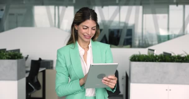 Attractive Businesswoman Latina Female Leader Company Boss Ceo Using Modern — Stock Video