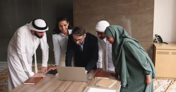 Multikulturális Kollégák Irodában Összegyűlnek Íróasztalnál Megnézik Laptop Képernyőjét Beszélgetnek Ötletelnek — Stock videók