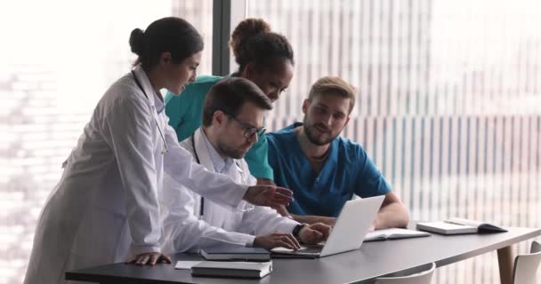 Skupina Různých Praktických Lékařů Uniformách Zabývajících Týmovou Prací Používá Počítač — Stock video