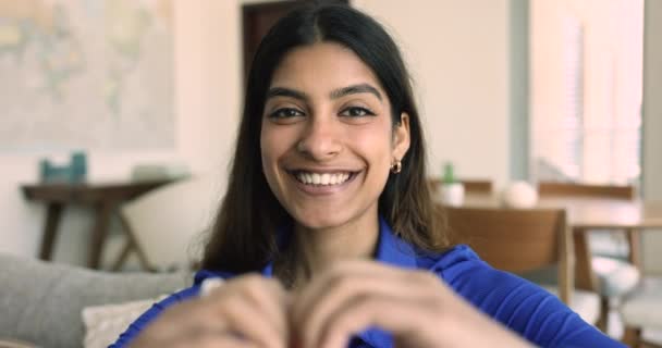 严肃而美丽的印度年轻女子变得积极 展示了她的手指心 用手指架着相机 微笑着要画像 表达爱 感激之情 — 图库视频影像