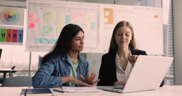 Две Деловые Женщины Работают Вместе Используя Ноутбук Просматривая Данные Представленные — стоковое видео