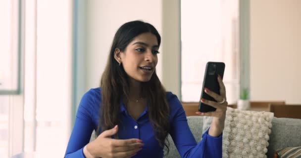 Όμορφη Ινδή Γυναίκα Κατέχει Smartphone Πυροβολούν Αυτο Βίντεο Για Μέσα — Αρχείο Βίντεο