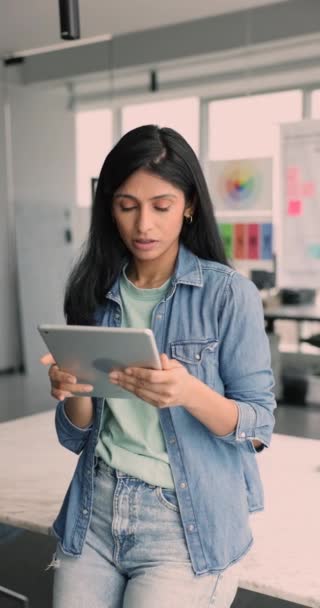 Pretty Indian Kobieta Biznesu Casual Jeansowe Ubrania Trzyma Cyfrowy Tablet — Wideo stockowe