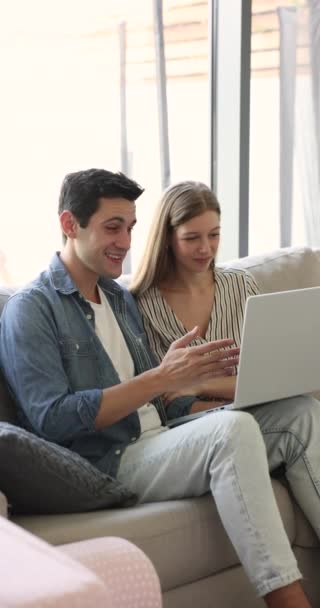 Pasangan Cantik Latin Duduk Sofa Rumah Dengan Laptop Mendiskusikan Pembelian — Stok Video