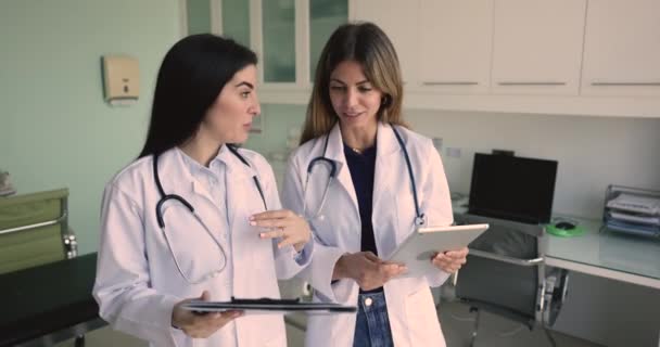 Duas Mulheres Bonitas Jovens Médicos Placa Certificados Reuniu Escritório Clínica — Vídeo de Stock