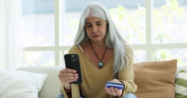 Kobieta Trzymać Kartę Telefon Starają Się Płacić Pośrednictwem Aplikacji Bank — Wideo stockowe