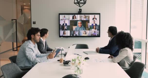 이사회실에서 비즈니스 그룹은 협상에 참여하고 회의에서 사업가의 연설을 온라인 회의에 — 비디오