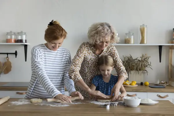 Bastante Niña Aprende Cocinar Bajo Guía Joven Madre Años Abuela —  Fotos de Stock