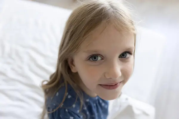 Όμορφη Μικρή Ξύπνησε Κορίτσι Κοιτάζοντας Κάμερα Κάθεται Λευκά Σεντόνια Στο Royalty Free Φωτογραφίες Αρχείου