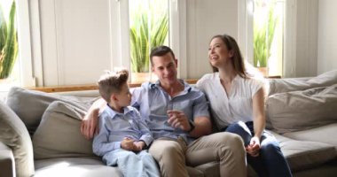 Küçük oğlu olan bir aile keyifli sohbetler yapar rahat rahat kanepede, güneşli bir oturma odasında ya da kiralık bir dairede, neşeli sohbetler yapar, düşüncelerini paylaşır, şakalar yapar, hafta sonu planları yapar mutlu olur.